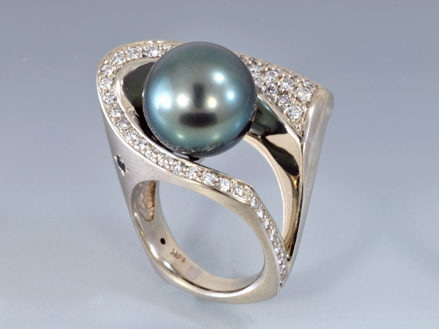 13.2 mm Tahitian pearl 18k white gold with white and black diamonds