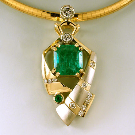 Cushion cut Emerald pendant with Diamonds in 18k gold