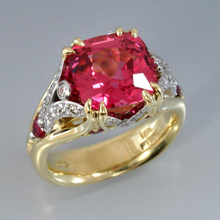 Red spinel 5.5ct ring in 18k yellow gold and platinum with diamonds and rubies