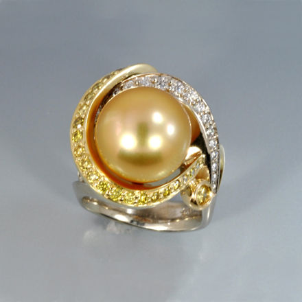 Golden South Sea pearl 13.5mm in 18k white and yellow gold with white and yellow diamonds
